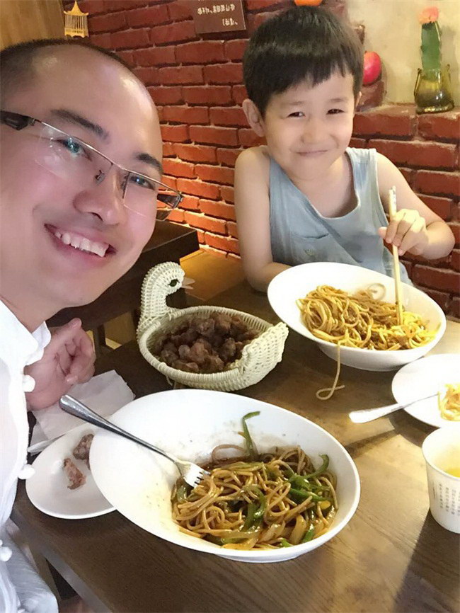 品尝美味的孩子