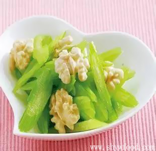 牛肉补脾胃，滋补健身，营养价值高。葱含多种维生素及各种糖类，具有去毒消肿、降低胆固醇、杀菌防癌等功效