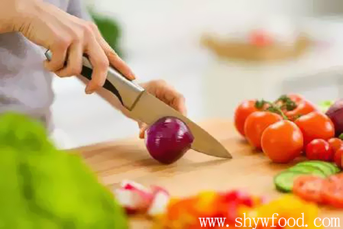 牛肉补脾胃，滋补健身，营养价值高。洋葱具有祛风发汗、消食、治伤风、杀菌，更有诱导睡眠作用